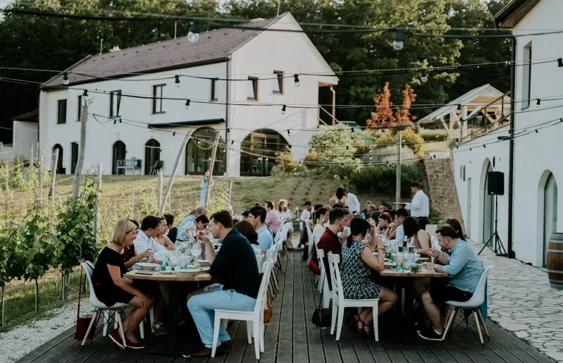 Szabadtéri vacsora a Nest Cottage udvarán