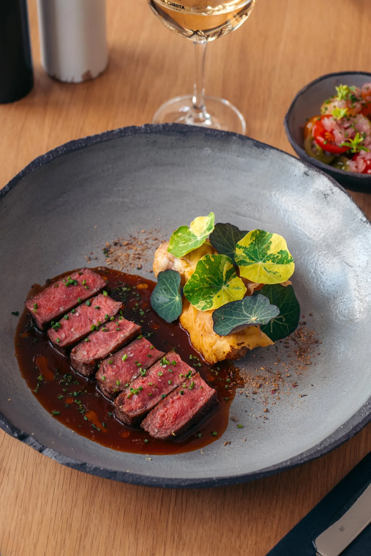 Sült marha steak vörös mártásban