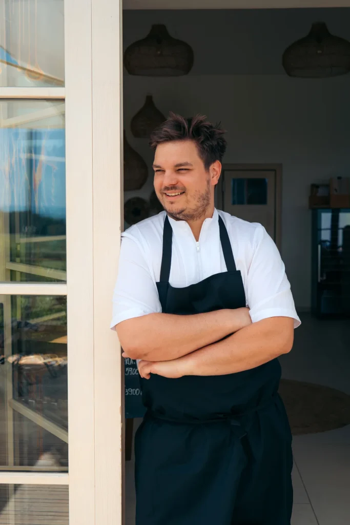 Tóth Keve séf a Casa Christa Étterem bejáratánál