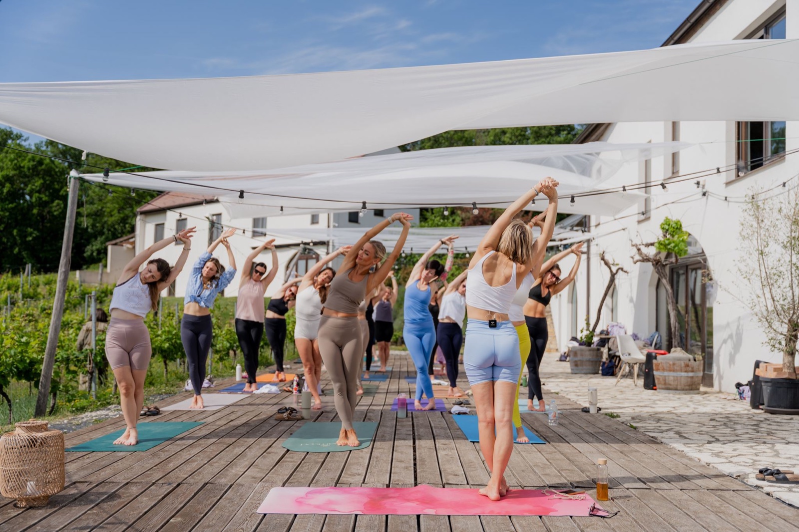 Szabadtéri közös jóga a Casa Christa teraszán